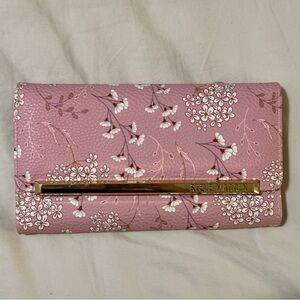 STEVE MADDEN BLUSH WILD FLOWERS DESIGN WALLET